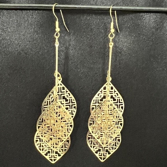 Gold triple leaf drop earrings with geometric design. Metal alloy. Jewelry - Picture 2 of 7
